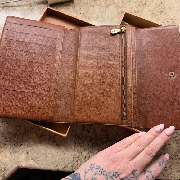 Louis Vuitton Signature Large Wallet - Picture 5 of 10